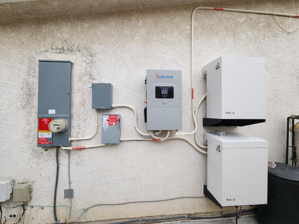 20_kWh_batteries_are_installed_on_the_garage_wall_of_a_villa_in_LA